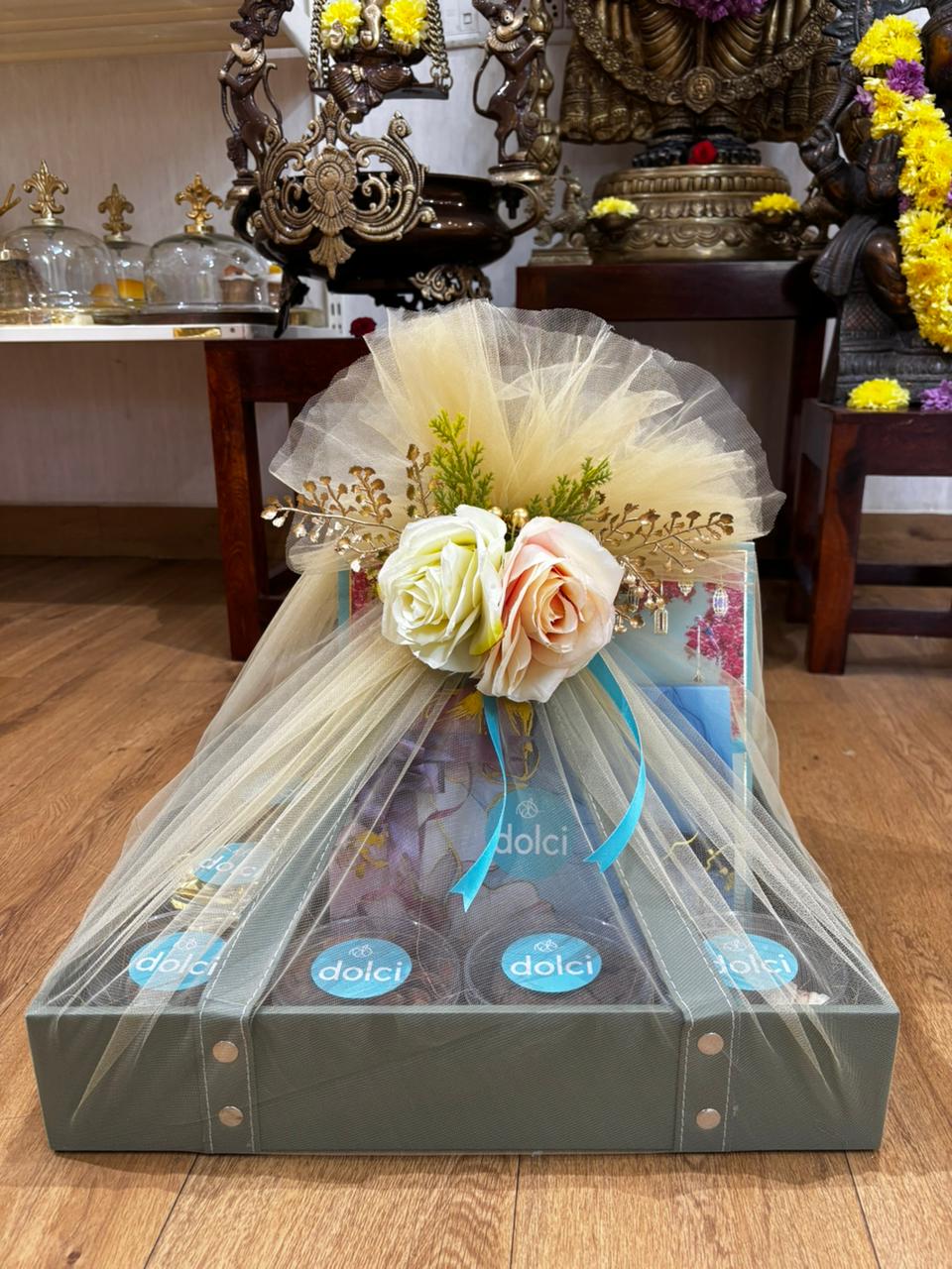 Elegant Green Gift Tray with Floral Wrapping Kit