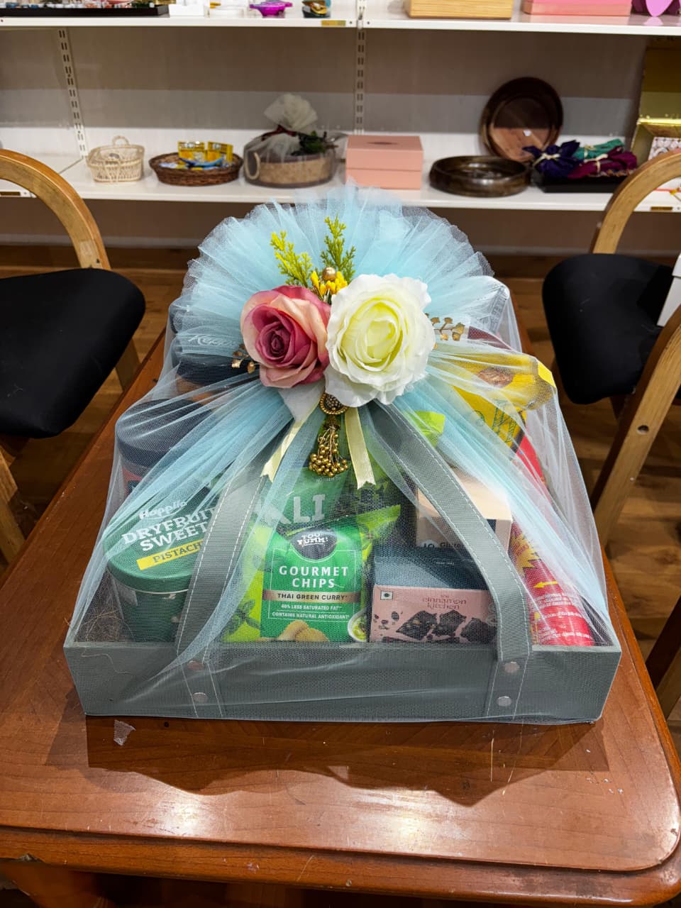 Elegant Green Gift Tray with Floral Wrapping Kit