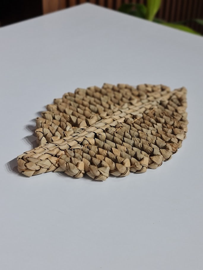 Natural Leaf Straw Place mat set of 3 - 24.5cm Eco-Friendly Table Décor