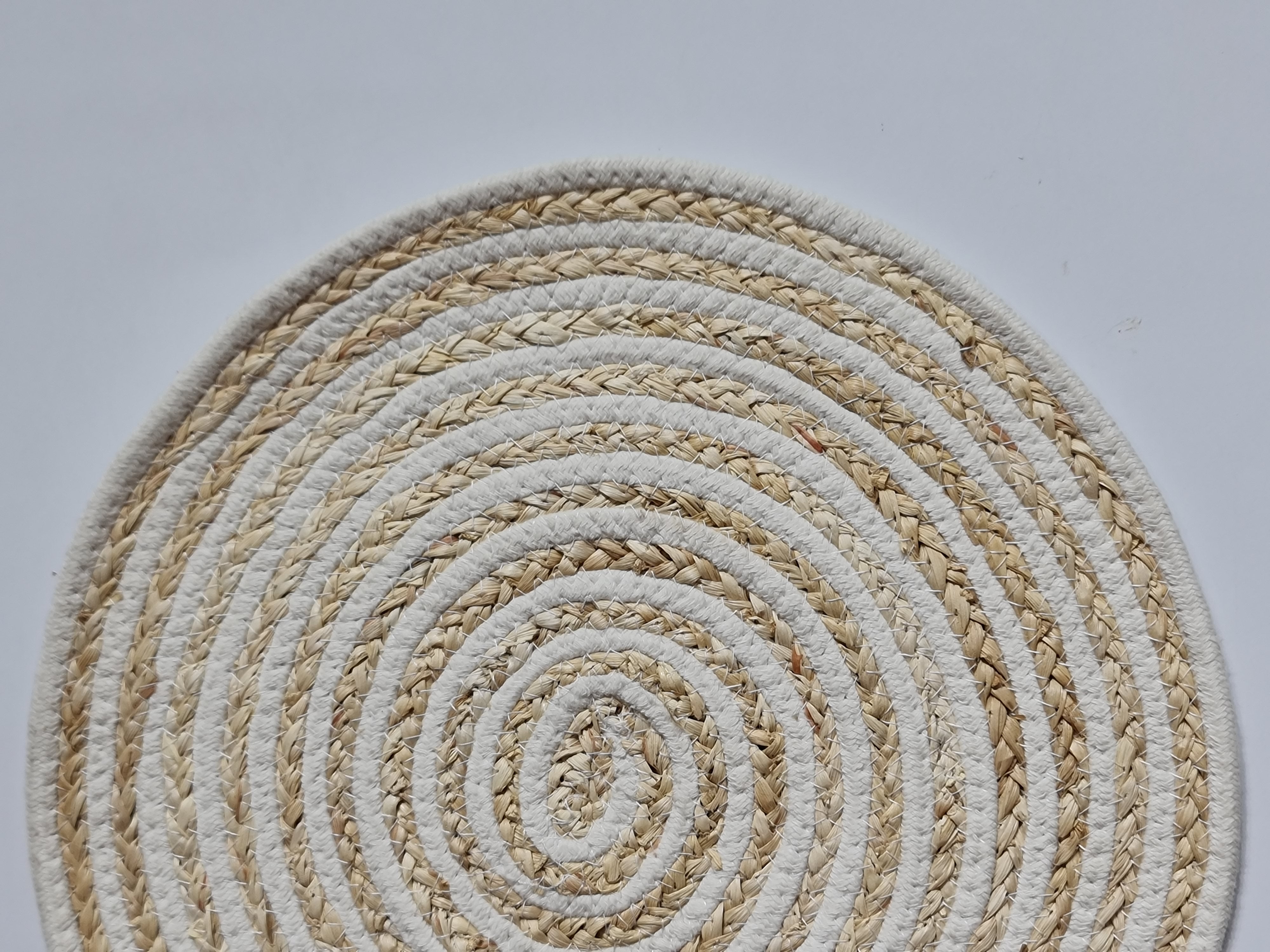 Round Braided Jute Place mats – Set of 2 (Beige & White, 38cm)