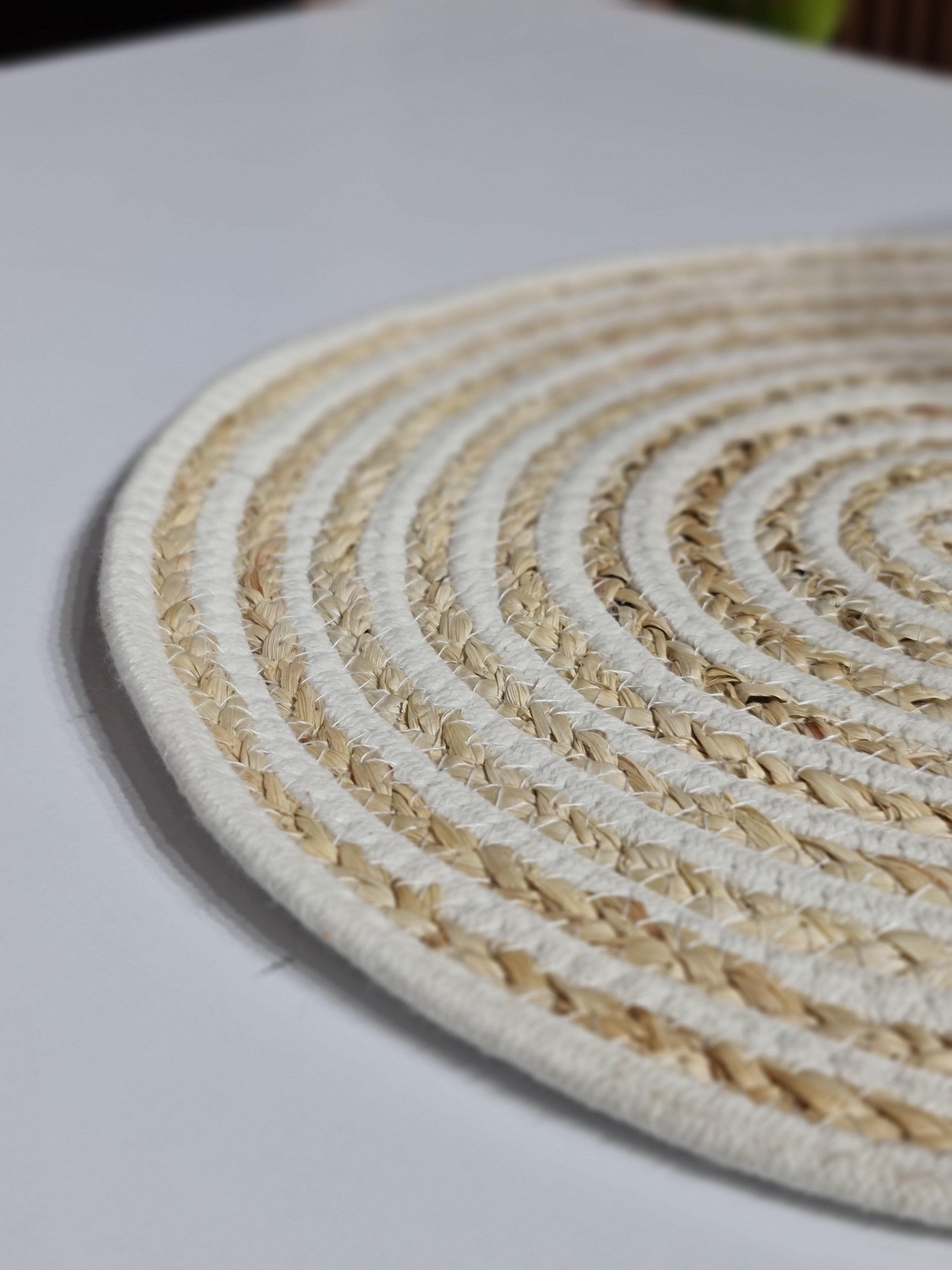 Round Braided Jute Place mats – Set of 2 (Beige & White, 38cm)