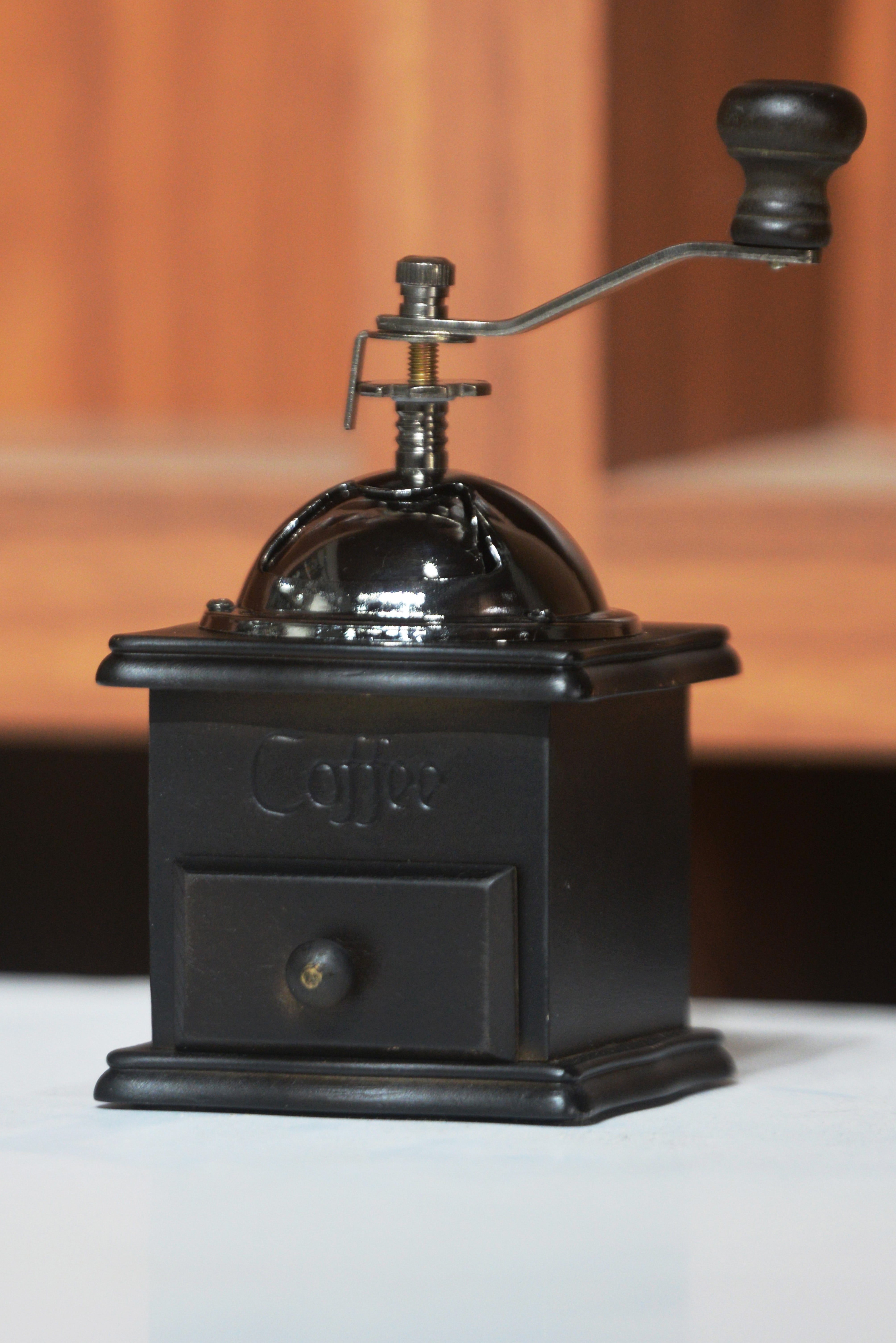 Vintage Manual Coffee Grinder — Retro Hand Crank Spice & Bean Mill for Home & Gifting