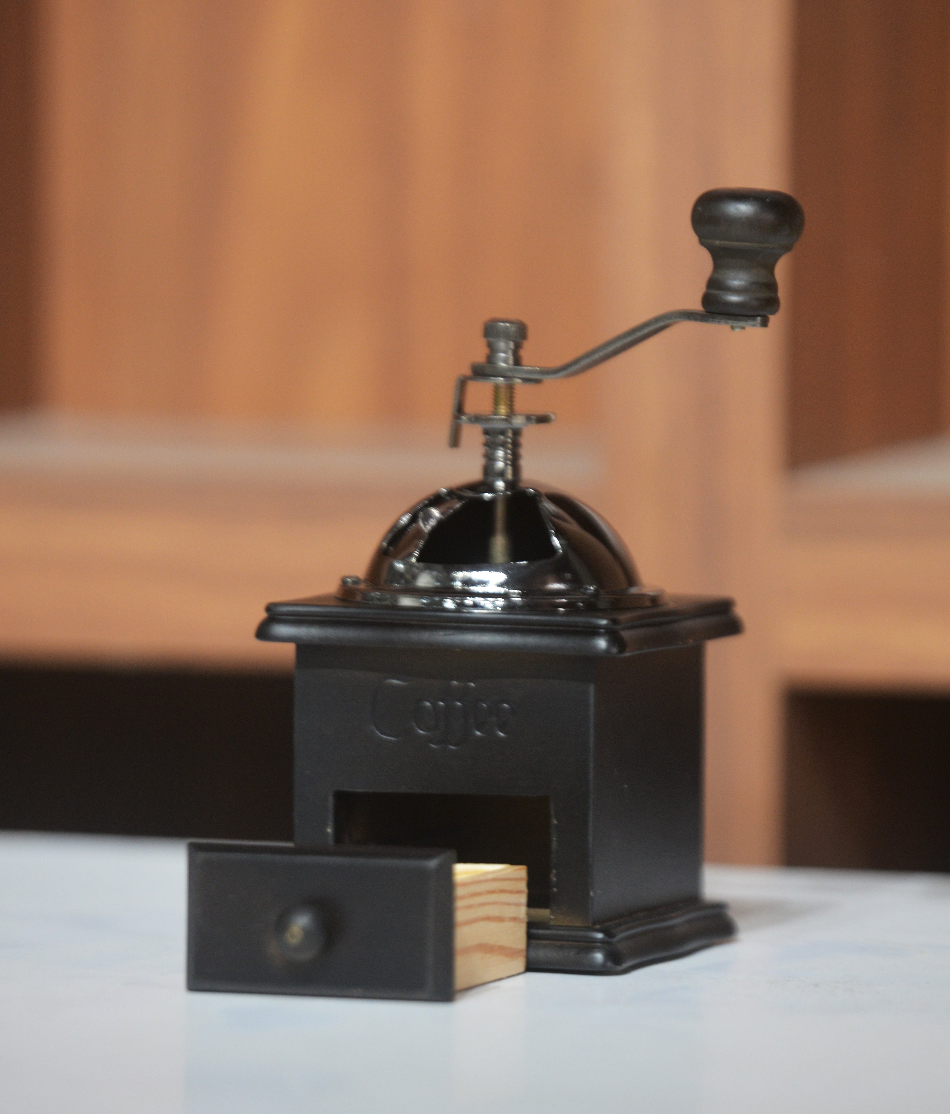 Vintage Manual Coffee Grinder — Retro Hand Crank Spice & Bean Mill for Home & Gifting
