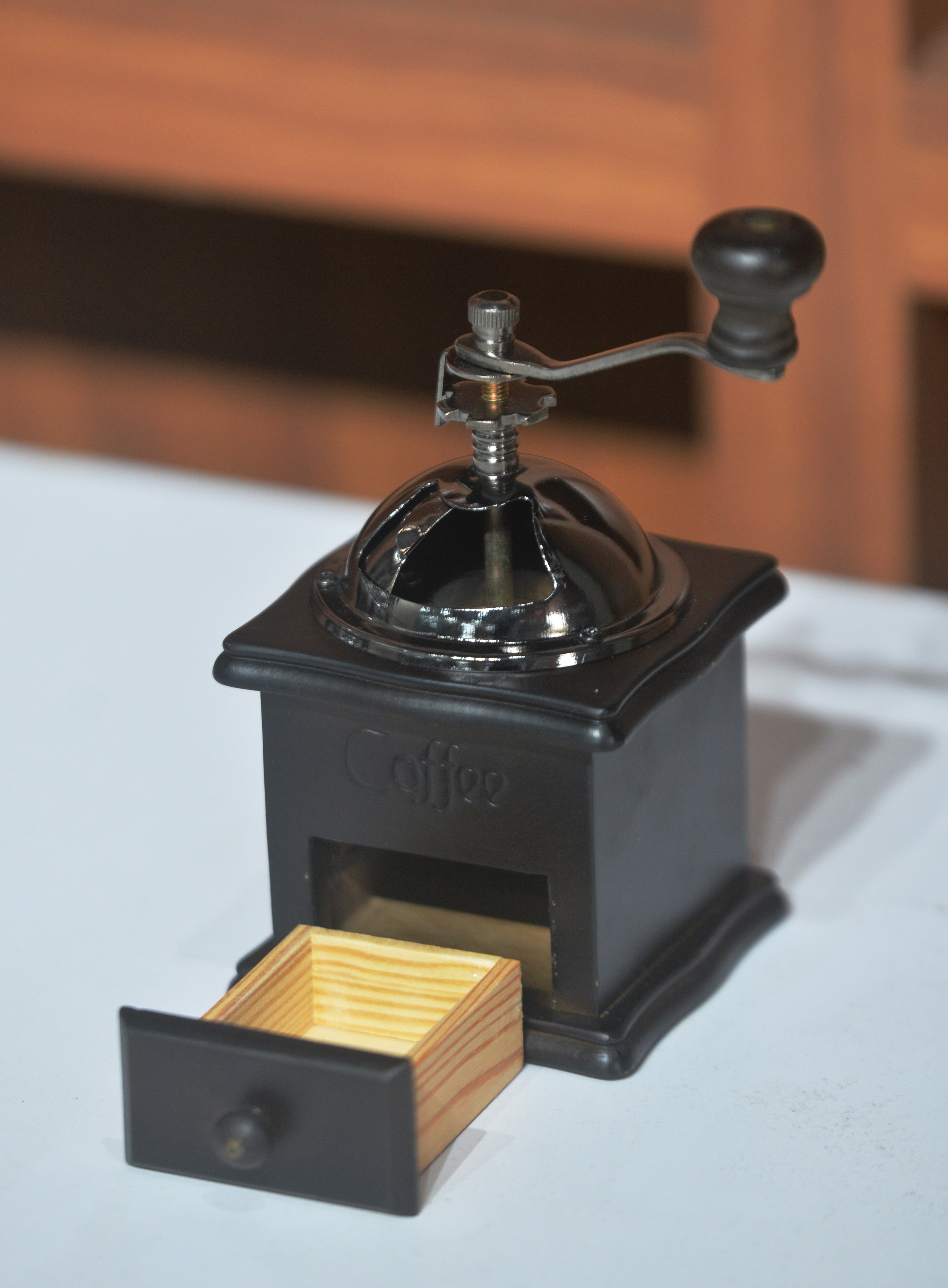 Vintage Manual Coffee Grinder — Retro Hand Crank Spice & Bean Mill for Home & Gifting