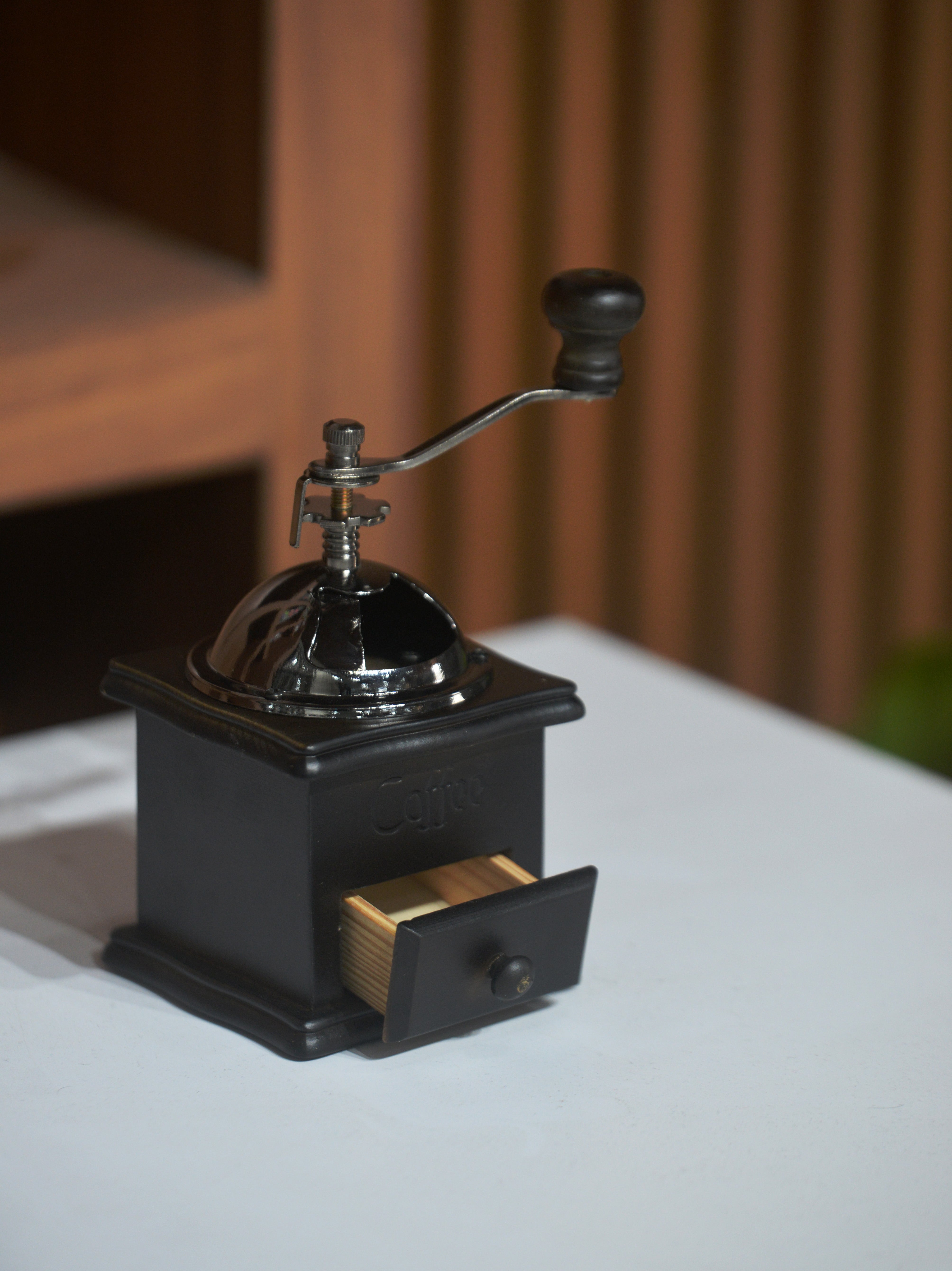 Vintage Manual Coffee Grinder — Retro Hand Crank Spice & Bean Mill for Home & Gifting