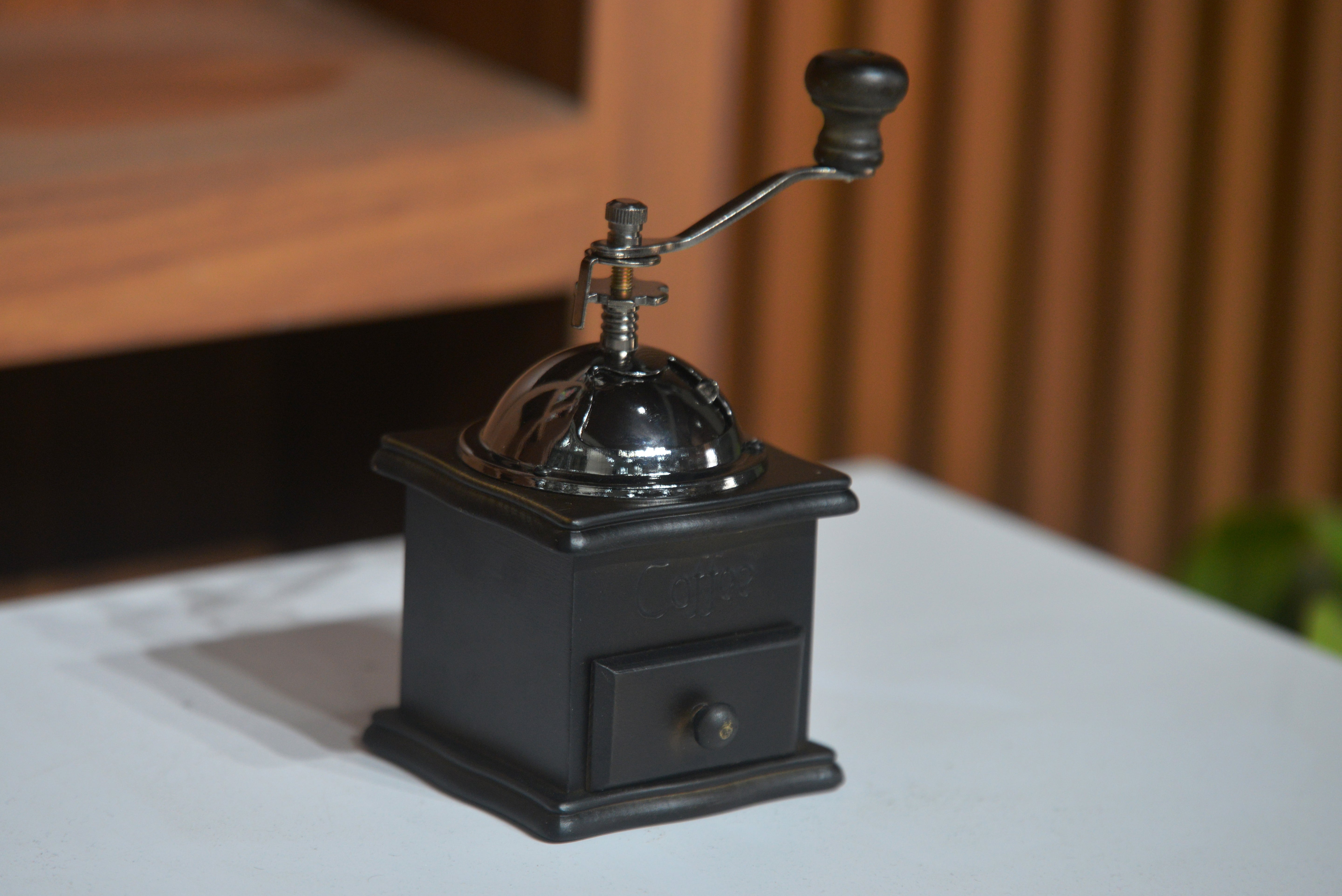 Vintage Manual Coffee Grinder — Retro Hand Crank Spice & Bean Mill for Home & Gifting
