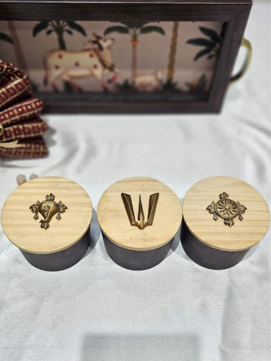 Traditional Thamboolam Gift with Shanka Chakra Nama